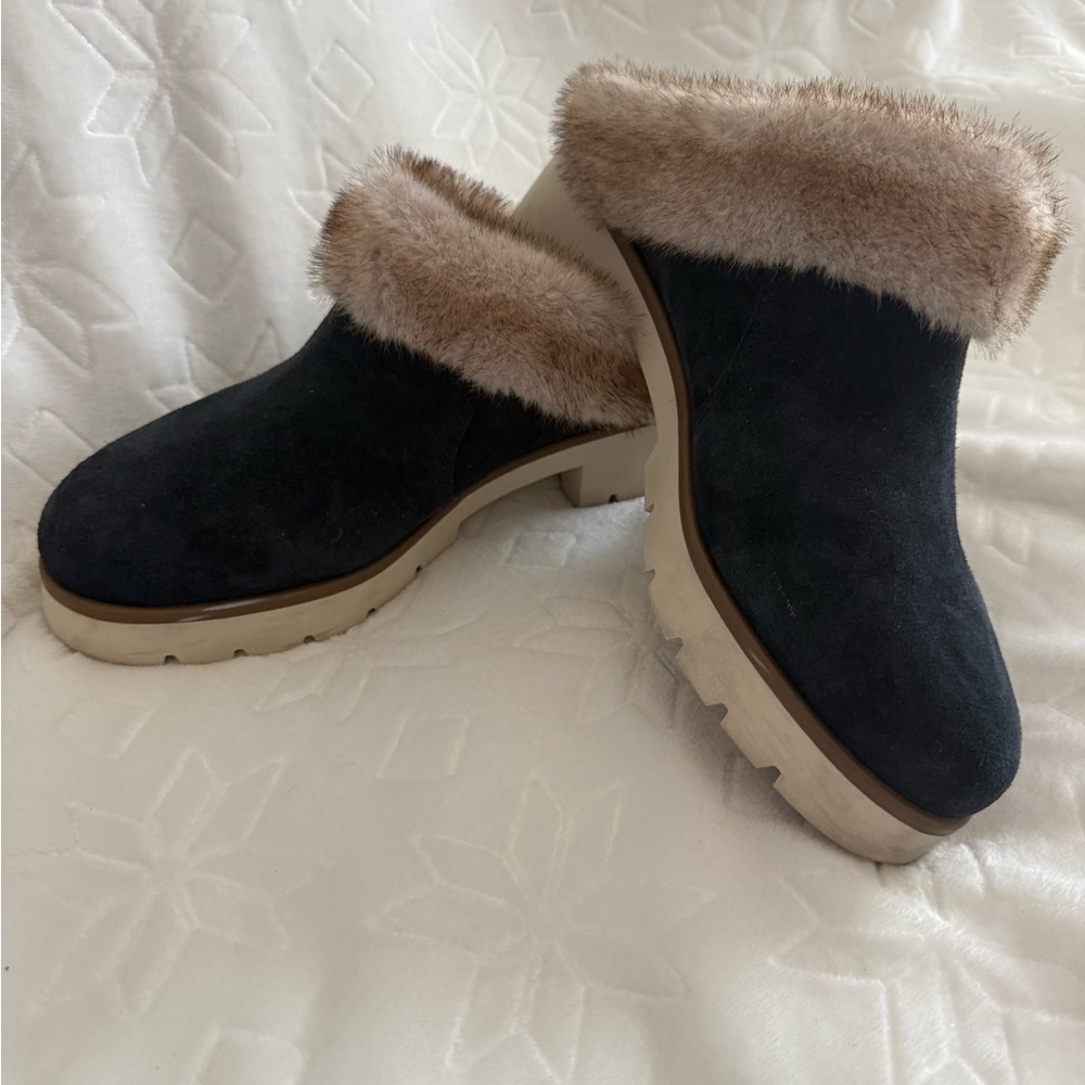 Women's Blue Suede Fur-Lined Clogs